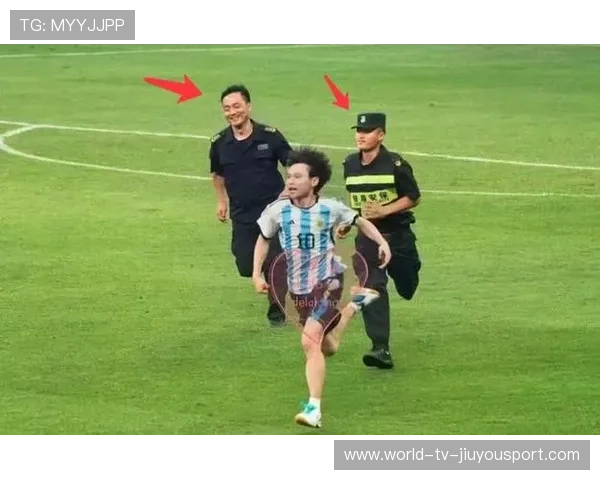 足球少年模仿梅西带球：梦想在脚下绽放的瞬间